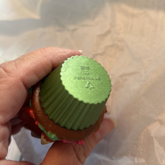 ⭐️HP NIB Hallmark Keepsake Cupcake orn. Sly and Sweet-2nd in a monthly series - Picture 13 of 16